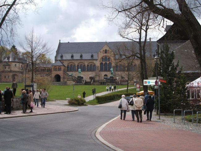 とはいえ時間はまだまだあるので、ゴスラーの街を観光。最大の見所は写真の皇帝居城なんですが、どういうわけかこの日の営業は午前中で終了。。観光客がたくさん集まる祭りの日に早々と閉めるのはどういう了見なんだ。。<br />ホールではコンサートか何かしてたようですが。<br /><br />