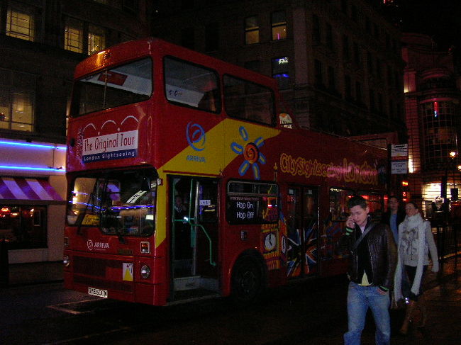 赤い2階建てバス<br />懐かしい