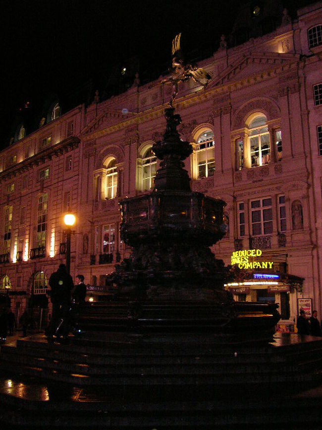 ピカデリー・サーカス周辺<br />いつも人がいっぱい