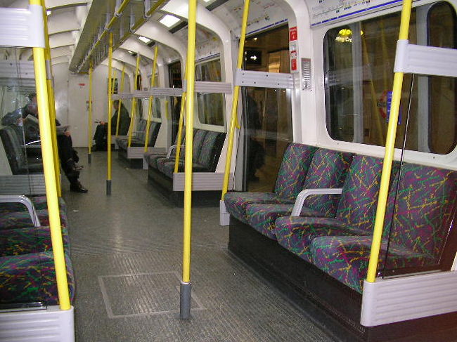 Undergroundの中<br />人が少ないから思い切って写真を取ってみた