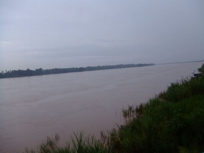 対岸はラオス。ノンカイにて。