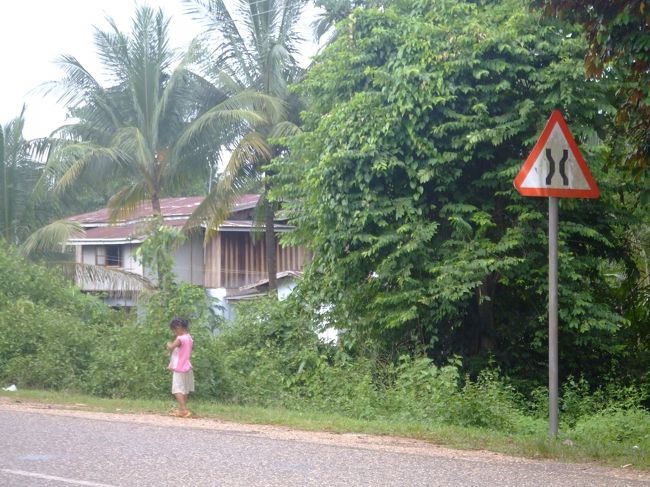 ビエンチャンからバンビエンまでの途中。<br />バス休憩中。
