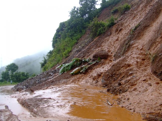 バンビエンからルアンプラバンに行く途中<br />１３号線山中で、地滑りが・・・。