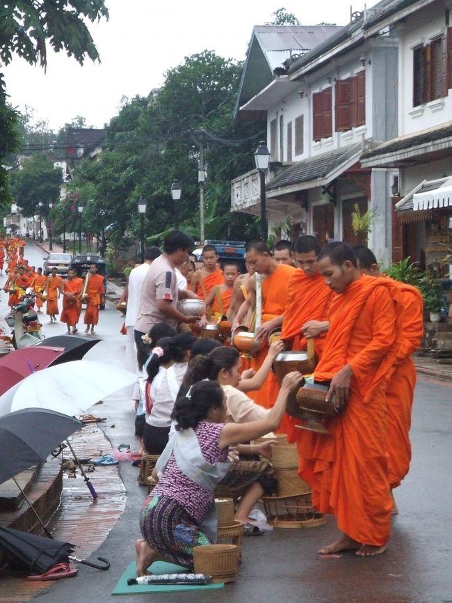 托鉢。朝６：２０ごろ