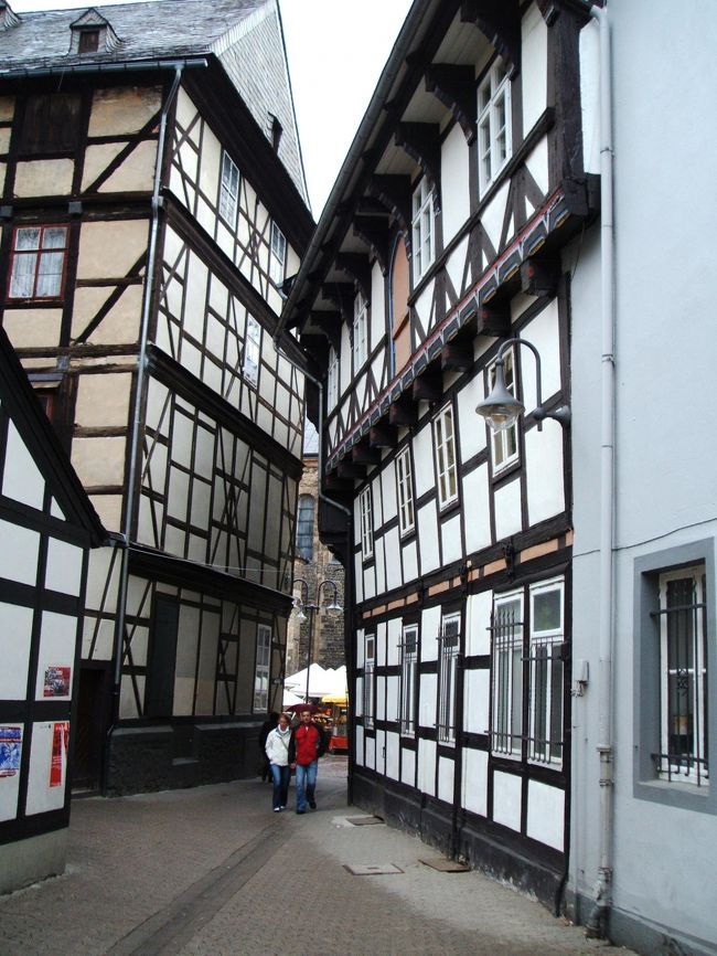 木組みの家の間の路地。フランスのストラスブールとよく似ています。
