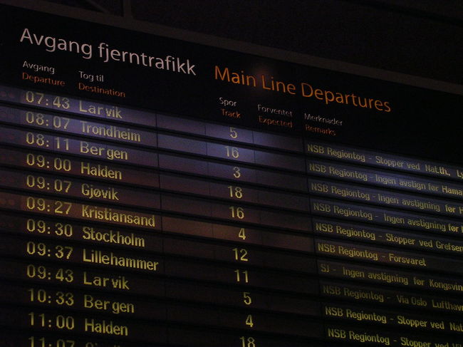 今日はオスロ出発し、フロム向け出発の日。<br />電車は８：１１。ホテルの朝食は７：００始まり。余裕持って駅まで行くためには７：００ぴったりに食堂行こう、と前日思い、眠りに着きました。しかし、時差ぼけもあり、緊張でさっぱり眠れない。結局ほとんど寝ないまま朝に。。。<br /><br />でもおかげで、かなり余裕で駅に着けてよかった！