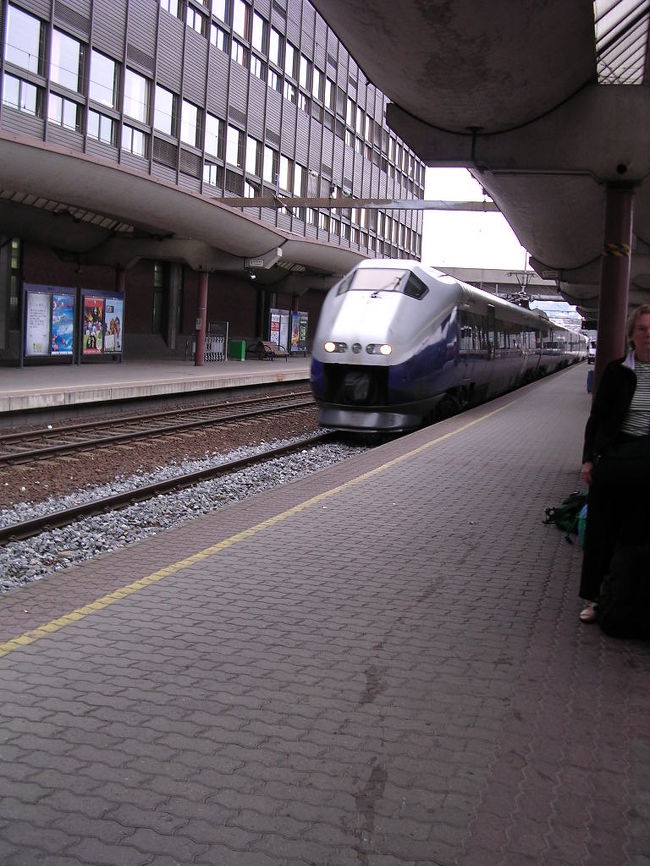 しばらくホームで待っていると、やってきましたベルゲン鉄道。日本の特急みたいです。ベルゲン行きの電車だけど、私はミュールダールで降りて乗り換えです。<br />お隣のおばさんは、地元の人でご両親に会いに行く、とのこと。後ろのグループはアメリカから来たっぽい感じの人たちでした。<br />前の席には日本からのパックツアーのグループが。なんとパックツアーにはお弁当が着いていた！至れりつくせりだ。ゴロゴロ荷物もなくって、快適そう。<br /><br />