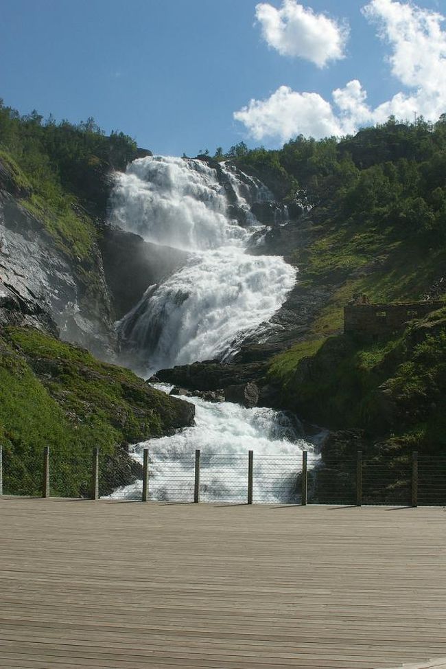 この滝はフロム鉄道では有名な滝らしい。<br />滝自体がきれいなのもそうだけど、なんと踊り子が出てくる<br />ことで有名。<br />しばらく待っていると音楽が流れ出し。。。