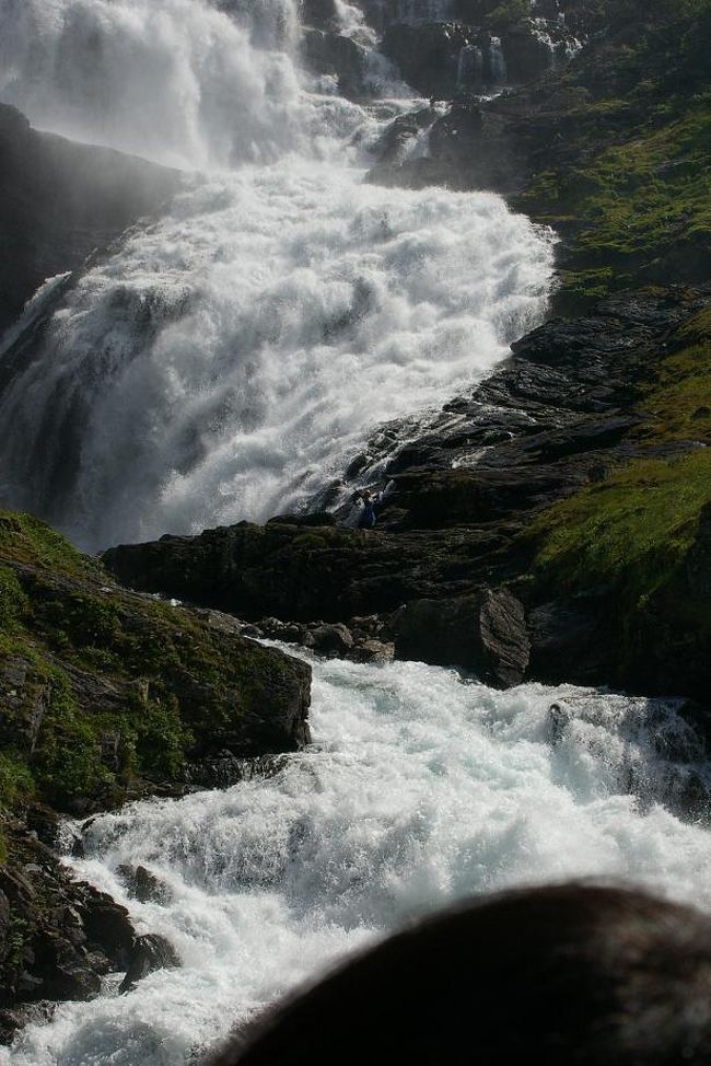 ちょっとわかりにくいけど、踊り子が向こうから現れ、踊り出した。<br />滝のあたりから一人と、上の小屋みたいなところからもう一人。<br />ん〜。ま、いいんだけど、説明もなしだからこの発想が不明。