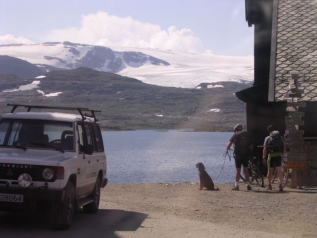 車窓からは自転車に乗ってる人をたくさん見ました。この人たちは犬も連れてました。いいなあ。ちょっと自転車はきつそうだけど、ドライブとか楽しそうだな。