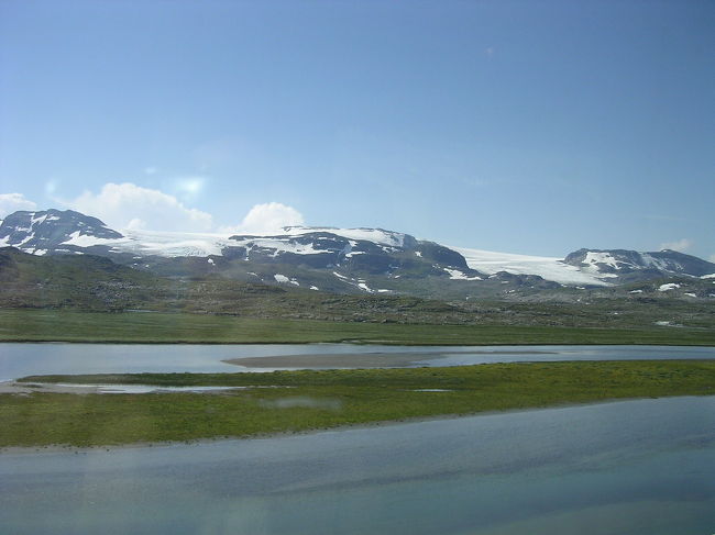 さらに行くと万年雪が。<br /><br />途中、電力不足ということで臨時停車。そのおかげでかなり遅れました。Myrdalでの乗り換えが心配だったけど、パックツアーの添乗員さんが逐一報告してくれるので、そういう点では安心でした。へへ。