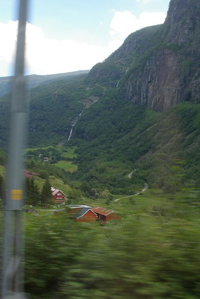 車窓からの風景。<br />向こうのほうに滝が見えます。