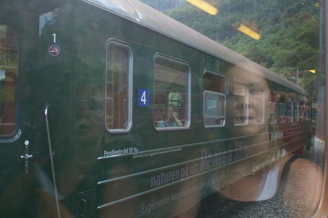 途中で反対行きの電車とすれ違い。<br />