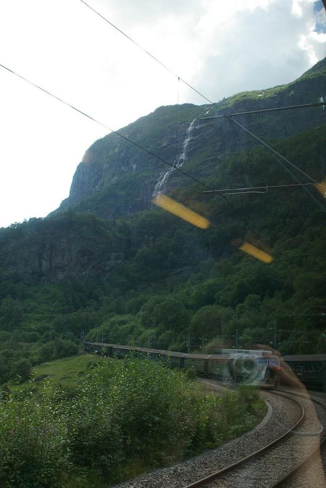 すれ違ったあと後ろを見ると、向こうに滝が。<br />（車内の電気が写って邪魔。）