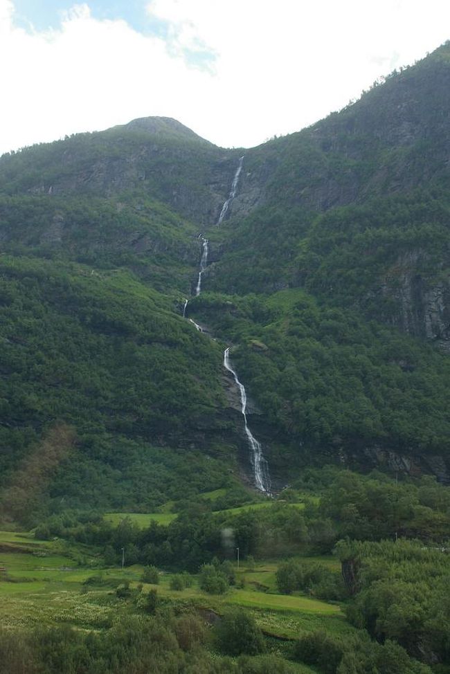 また滝が。<br />滝を見ていると、なんか日本と違うな〜と思ってましたが、ふと気づいたのが滝つぼが見えないっていうこと。