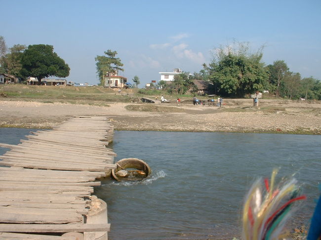 ソウラハ村への道<br />川も渡ります