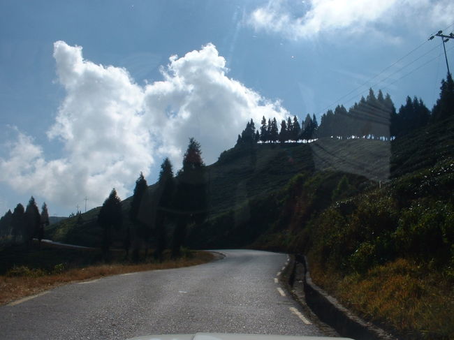 イラム5<br />イラムへの道<br />車窓からの風景<br />こんな道をずっと走っていきます<br />