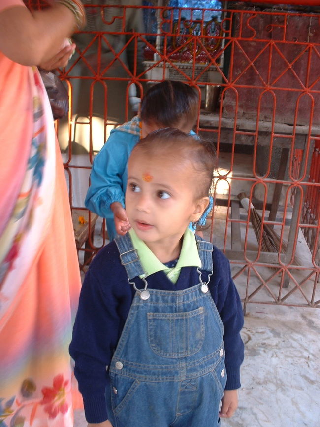 ジャナクプル2<br />寺院にて<br />どこの子か知らないけど可愛い男の子をパチッ