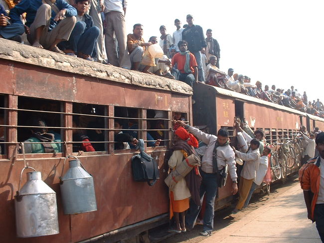 ジャナクプル4<br />電車にはすごいいっぱい人が