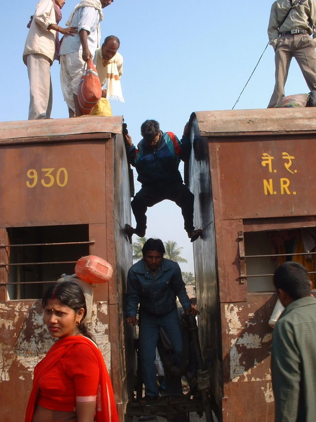 ジャナクプル6<br />電車の屋根から下りる人々<br />すごい降り方…