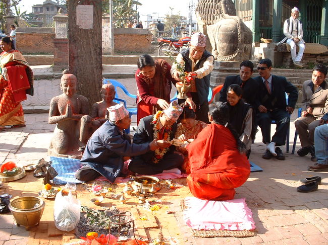 頭に何かかけたり色々な儀式がありました