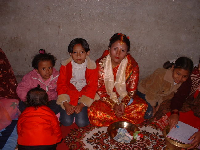 夜は宴会<br />昼間より沢山の人が参加します<br />*写真は花嫁とその親戚の子供達*