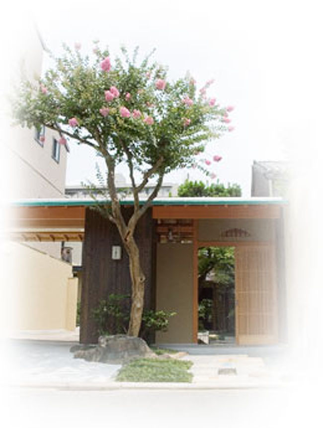 友達と合流。とりあえず、宿に荷物を置きに行く。今回のお宿は西陣荘、その名の通り西陣にあったのだけど、アクセスはいまいち。でもHpを見た感じではお宿の雰囲気はいー感じ。電話した時のご主人の対応もいー感じ。期待できそう。<br />宿に到着。予想以上にキレイ！！\(^▽^＠)ノ建物は古いけど、リフォームしたとのこと。内玄関の情緒もあるし、宿を予約してくれたカヨに感謝！！うれしー！！しかも、自転車を貸してくれるとのことなので、自転車で観光に出発☆★