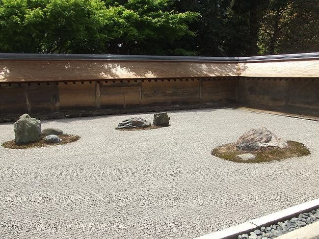 次に竜安寺。石庭はいつ来てもうっとり。縁側に座って、一日中でもぼーっとしていられそう。実際は縁側に座るのもけっこう順番待ちであんまり情緒はないけど。