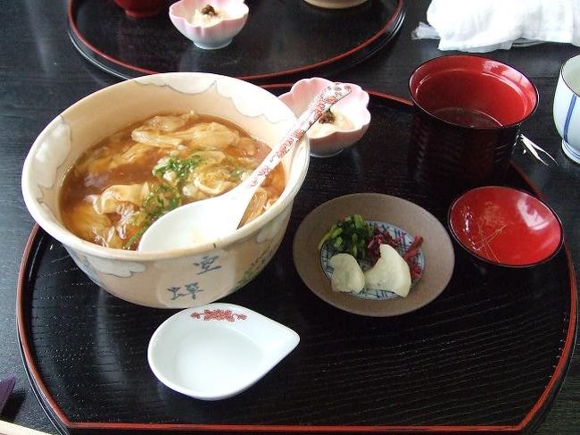 お昼は、北野天満宮前のとようけ茶屋にて。ここの、生湯葉丼　８４０円は絶品ヽ(´▽｀)ノ\\\"関西にしてはちょっと味付けが濃いですが、この年でチャリ立ち漕ぎとかしちゃった私達にはいー感じの塩分★<br /><br />