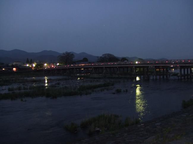 夜の渡月橋。鴨川と同じくらいカップルばっかりで、ちょっと浮く私たち。みんな等間隔に座ってて、ルールでもあるのかなー