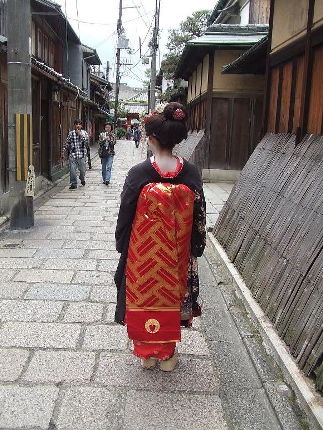 じゃなくて・・・<br /><br />何で後ろ姿かとゆーと、本当に小梅太夫になっちまったからです。散策中、修学旅行生に囲まれて写真とか撮ったんですけど、たぶん彼らも家帰ったら「舞妓・・・変じゃね？？」って話になるんだろうなー<br /><br />２日目はまだあるんですが、この写真を載せたところで体力、気力ともに限界が来ました。続きは後ほど〜(*￣∇￣*)