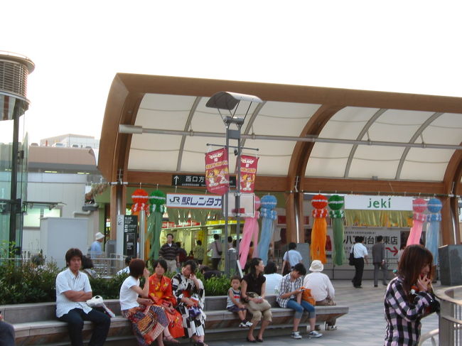 ちなみに、こちらは東口の様子です。<br />メイン会場は西口になるのですが、<br />ここにもやはり七夕飾りが･･･<br />団体ツアーできた一団も見ましたが、<br />暑い日なのに、浴衣姿の人がたくさんいました。