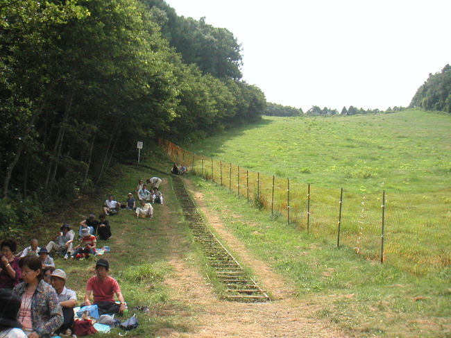 リフトを降り、レストラン「オクタ」入り口前を通り過ぎて進んでいった正面に「ヤナギラン群生地」に向かう階段があります。<br />ヤナギラン群生地を周遊できる歩道があります。<br />