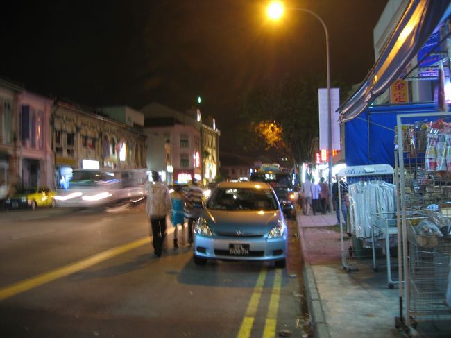 ホテルの周辺。十分繁華街な雰囲気です。でも、中華料の露天商では、英語が全く通じませんでした。