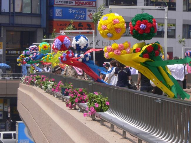 陸橋にも飾りつけが。