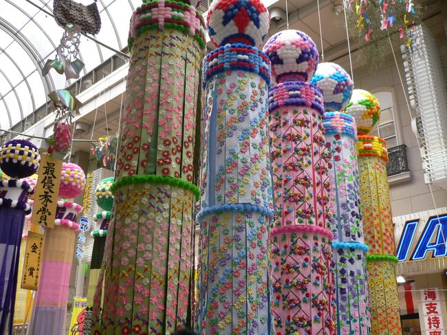 たくさんある七夕飾りの中で、選ばれたものにはいろんな賞が与えられるのですが、歩き出してすぐのところに「最優秀賞：金賞」を受けた飾りがありました。<br /><br />とても手が込んでますね。