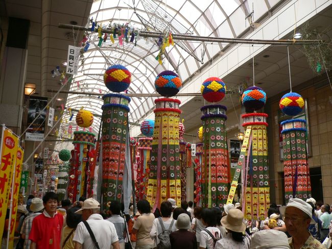 日差しは当たらないのでまだいいのですが、気温は高いので人ごみの中は辛いです。