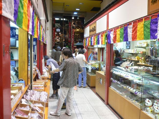 仲見世の奥にお不動さんが見えます。<br /><br />願い事はなんでも叶う････のだそうです。