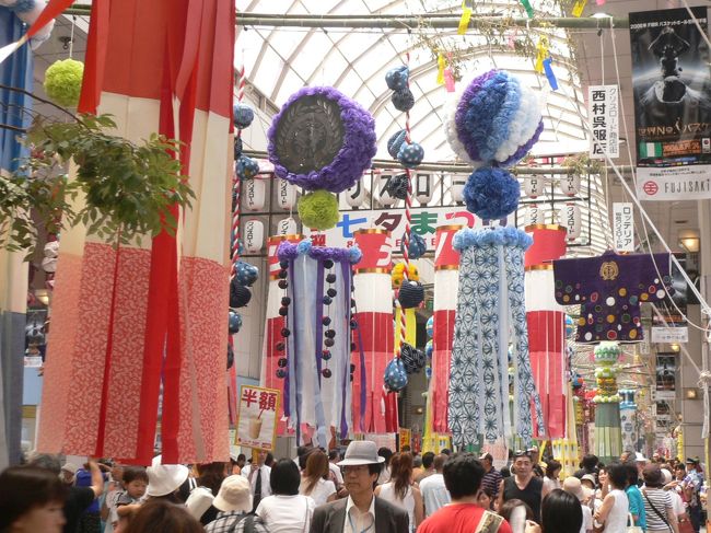 長い飾りがあるところはくぐらずに、よけて歩きましょう。<br />そうしないと反対側からも人がくぐってきて、ぶつかることもあります。<br />