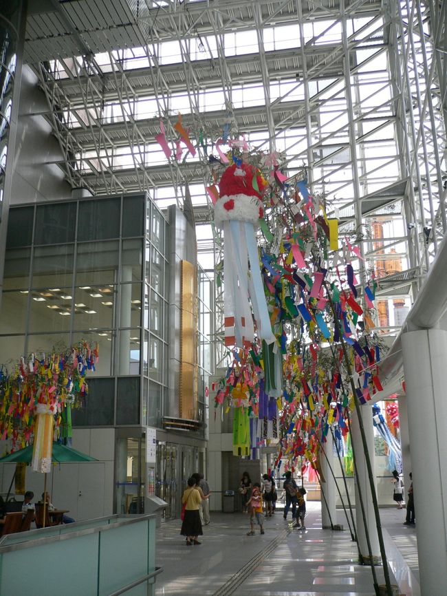 これは仙台駅近くにある「アエル」の中。<br />どこもかしこも七夕だ。<br /><br />出張で出かける時は、いつもこの中にあるスターバックスで休憩と軽い食事を済ませます。