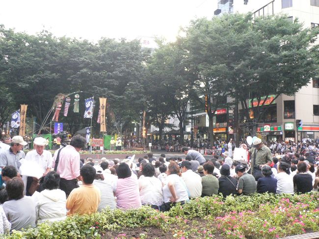 さて、仕事も終わって町を散策していると、なにやら人だかりができていました。<br />場所は勾当台公園の近くです。<br /><br />「星の宵まつり」と言うのだそうです。<br />初めて知りました。<br />