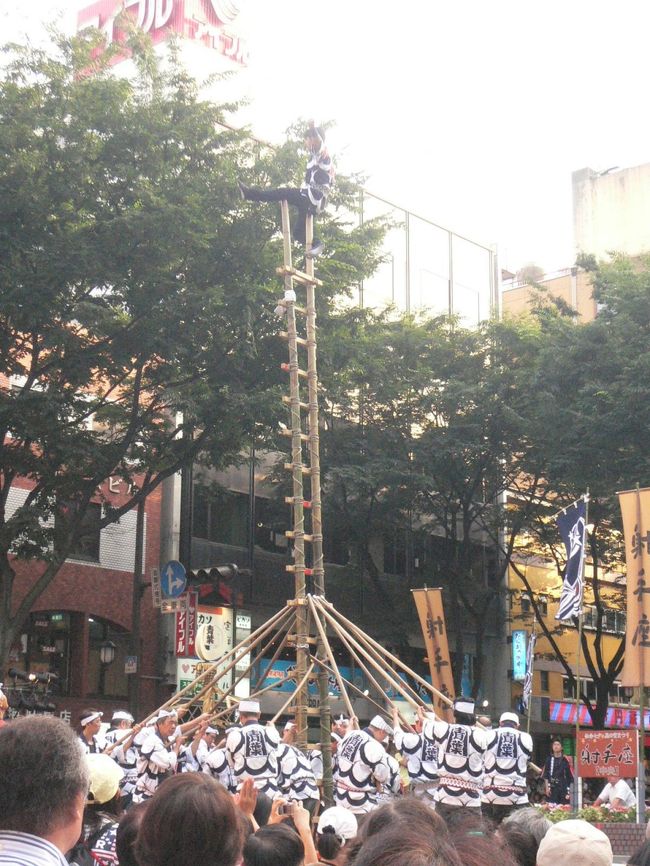 なんと、出初式ではありませんか！<br /><br />決めのポーズでは拍手が鳴り響きます。