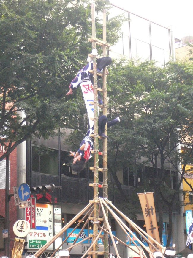 最後は旗を広げておしまい。<br /><br />出初式は久しぶりに見ました。お見事でした。<br /><br />この後にもいろいろ催しがあるようでしたが、腹も減ったし帰りの時間もあるので、今回はここで引き上げました。