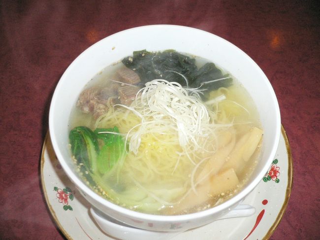 これがテールスープらーめん。<br /><br />牛タンを食べに行くとセットに付いてくるのがテールスープ。<br />そのスープにらーめんを入れてしまったと思えばよい。<br />なるほど、考えたもの。<br /><br />塩味で麺は細め。なかなかイケますよ。<br />食べているとスープ単品よりは味が濃い感じがしました。<br />これでお手ごろ６５０円なり。<br /><br />ちなみに市内では何件かのお店で食べることができますが、ラーメン屋さんにはありません。<br />牛タン屋さんだからこそ出せるラーメンなのでお間違えなく。