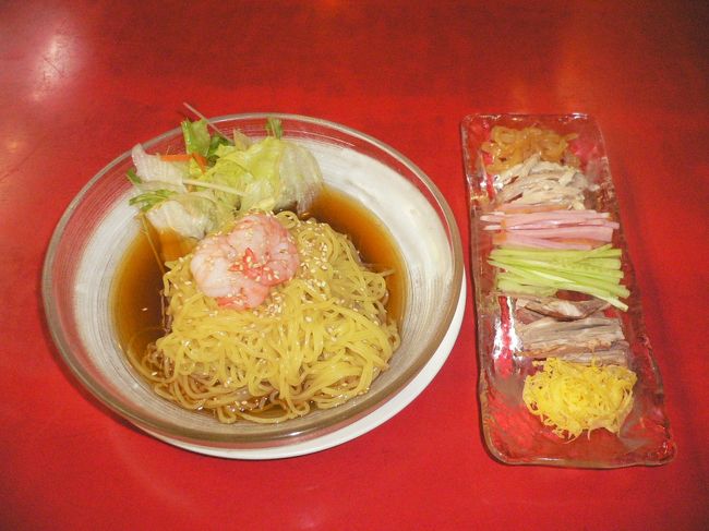 これが元祖冷やし中華、涼拌麺（りゃんばんめん）です。<br /><br />麺のトップに置かれているのはプリプリのエビ２匹。<br />普通は麺に乗っている具材が別盛で出てくるんですね。<br />麺は細めでしっかりした歯ごたえです。<br />醤油とゴマだれがありますが、醤油をオーダーしました。<br />さっぱりして美味しいです。<br /><br />お値段ちょっと高めの１，２６０円なり。