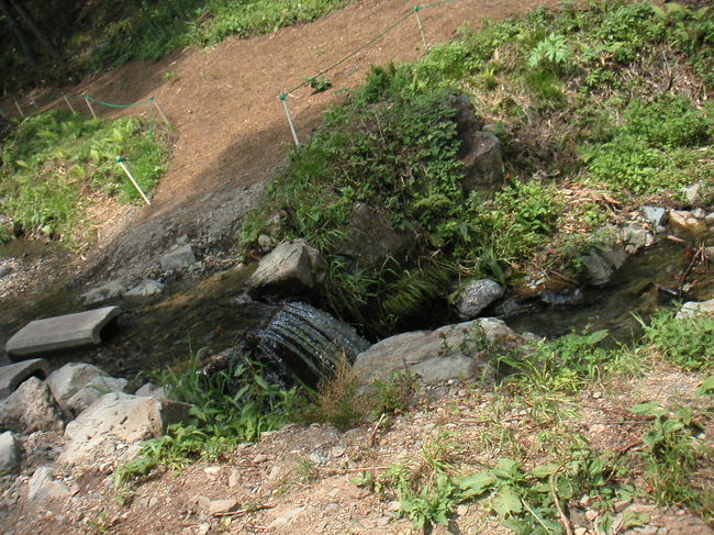休憩所脇に小川が流れていて、小さなお子さんならちょっとした水遊びもできそうです。<br />バーベキュー用のU字格もありましたが、この時期に利用できるのかは不明です。