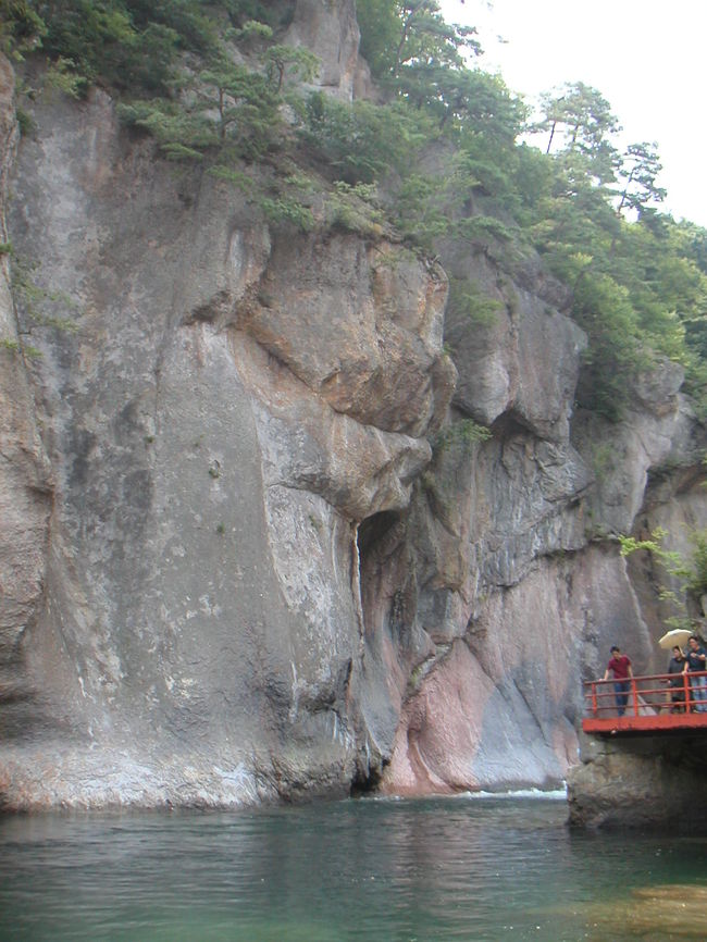 鱒飛の滝付近から吹割の滝のほうを向いて撮影。左の岩壁が、ダイナミックです。右下の赤い橋風の遊歩道を歩いてゆきます。