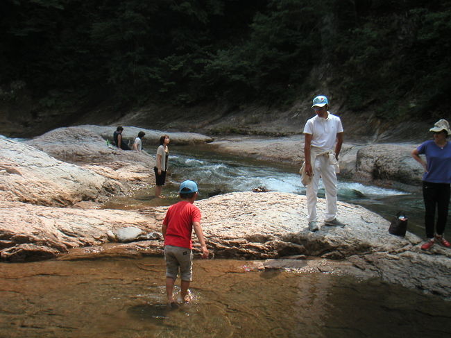 今日は水が少なくて、川原のそばまでいけました。<br />私たちも、足を水に浸して、ちょっと水遊びしました。