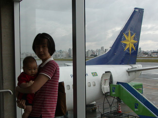 コンゴーニャス空港出発前です。毎度ながら，ここは近くていいです。集合時刻の１５分前に自宅を出ればいいのですから。遠くにBlue　Tree　Ibirapueraが見え，その右側に自宅が見えます。