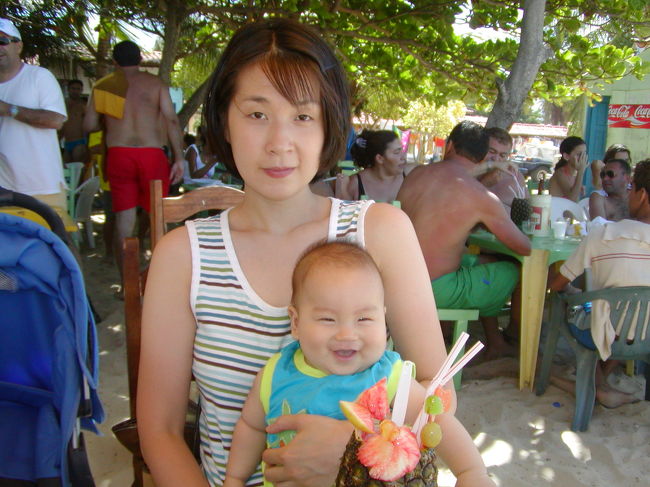 トロピカルフルーツドリンクを前にご機嫌です。